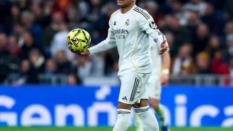 阿方索首发出场背后：教练压力引发情绪波动